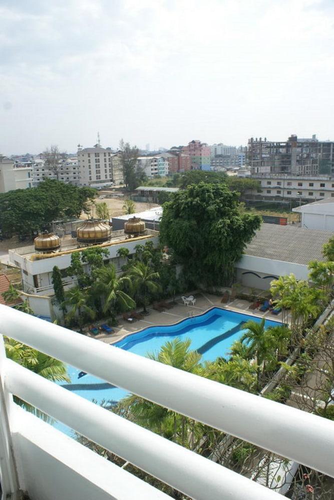 Royal Twins Palace Hotel Pattaya Exterior photo