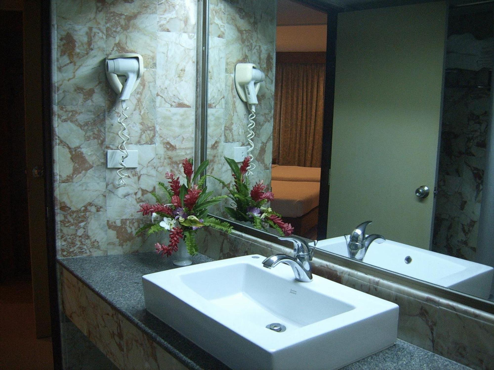 Royal Twins Palace Hotel Pattaya Exterior photo