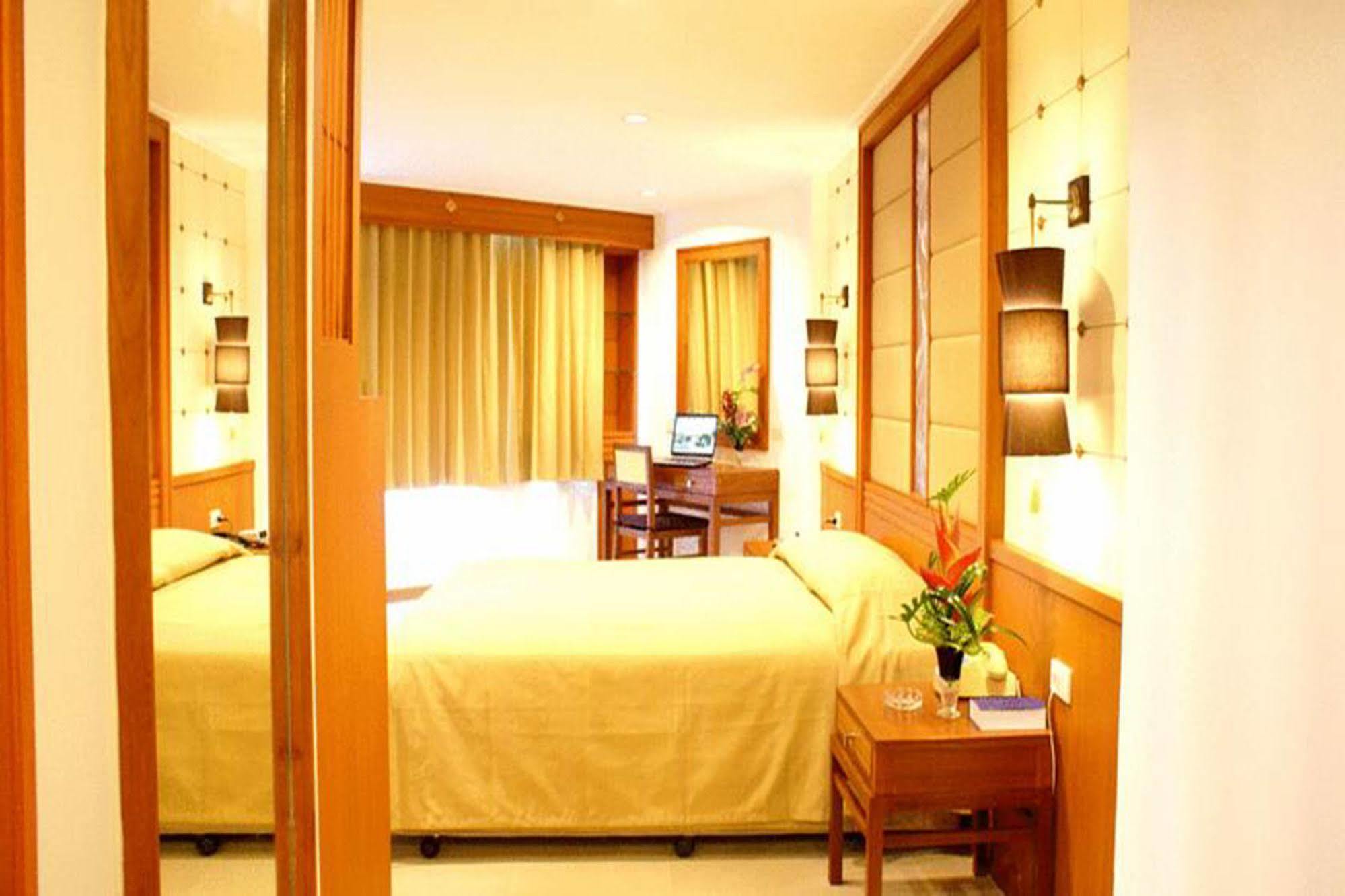Royal Twins Palace Hotel Pattaya Exterior photo