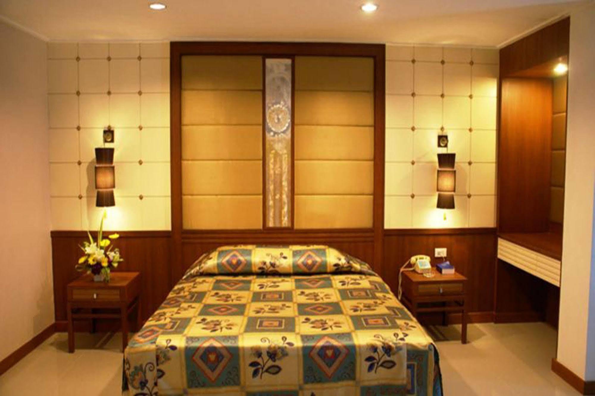 Royal Twins Palace Hotel Pattaya Exterior photo